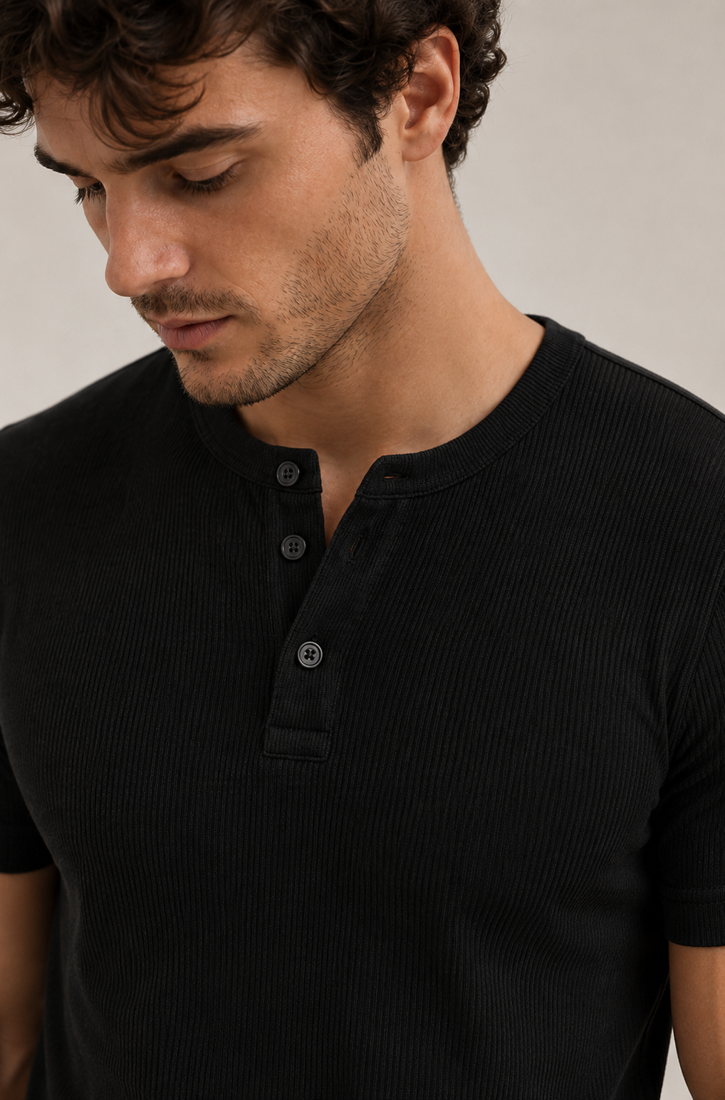Henley FORM. Noir — Détail col